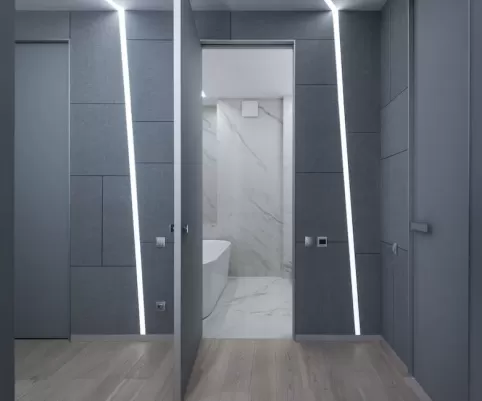 Wąską Łazienka Z Prysznicem I Oknem